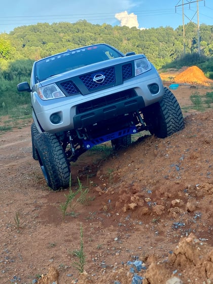7.5 Inch Lifted 2013 Nissan Frontier 4WD