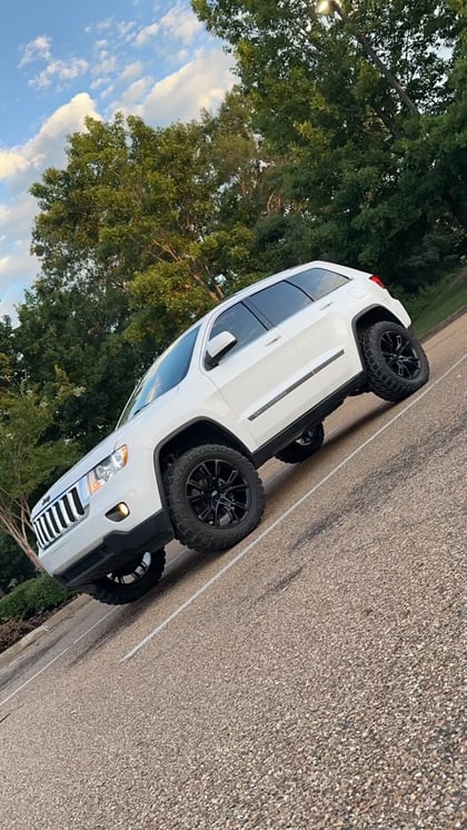 2.5 inch Lifted 2013 Jeep Grand Cherokee AWD